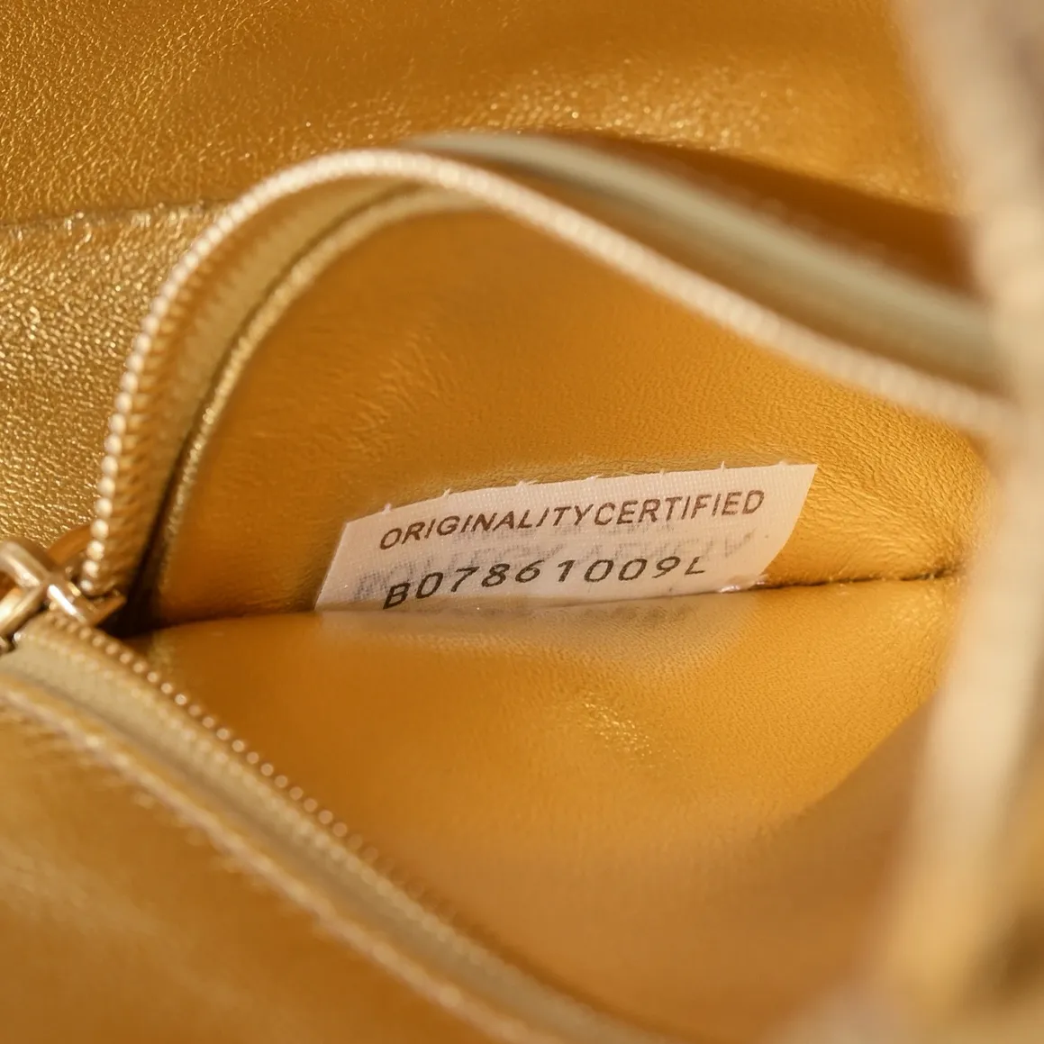 Batch 1480 Bottega Veneta's new style 🆕 mini andiamo bag is so pretty. The dark brown color is very versatile. It is high-end and casual and sexy. Andiamo is not only a commuter bag 🥰 It can be worn cross-body and hand-held, and it is no problem to match it with evening wear. It can be matched with clothes casually, showing high-end elegance. Style number: 5545 Size: 21.5*13*4.5cm